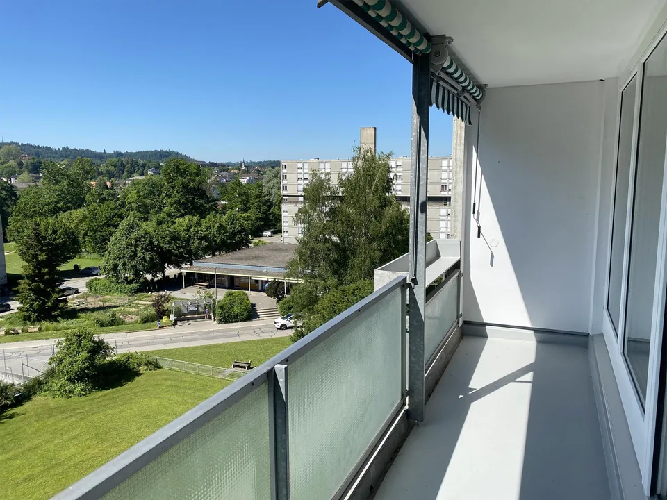 2.5 Zimmer Wohnung mit grossem Balkon und toller Aussicht