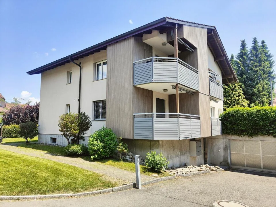 Renovierte 2.5 Zimmer-Wohnung im Hochparterre