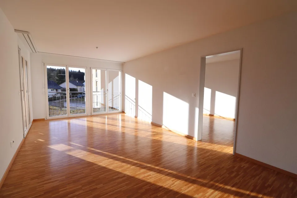 Moderne Wohnung mit gedecktem Balkon