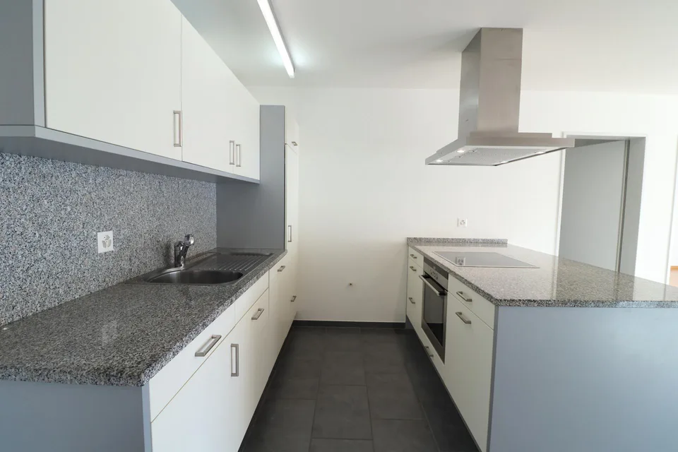 Moderne Wohnung mit gedecktem Balkon