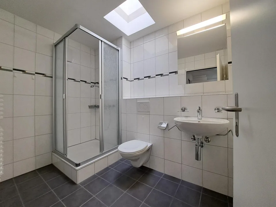 Moderne Wohnung mit gedecktem Balkon