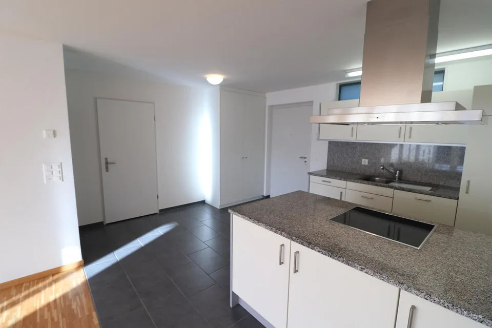 Moderne Wohnung mit gedecktem Balkon