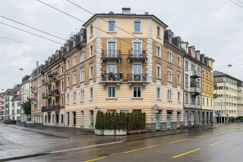 Charmante 3.0 Zimmer-Altbauwohnung – komplett neu ausgebaut an zentral
