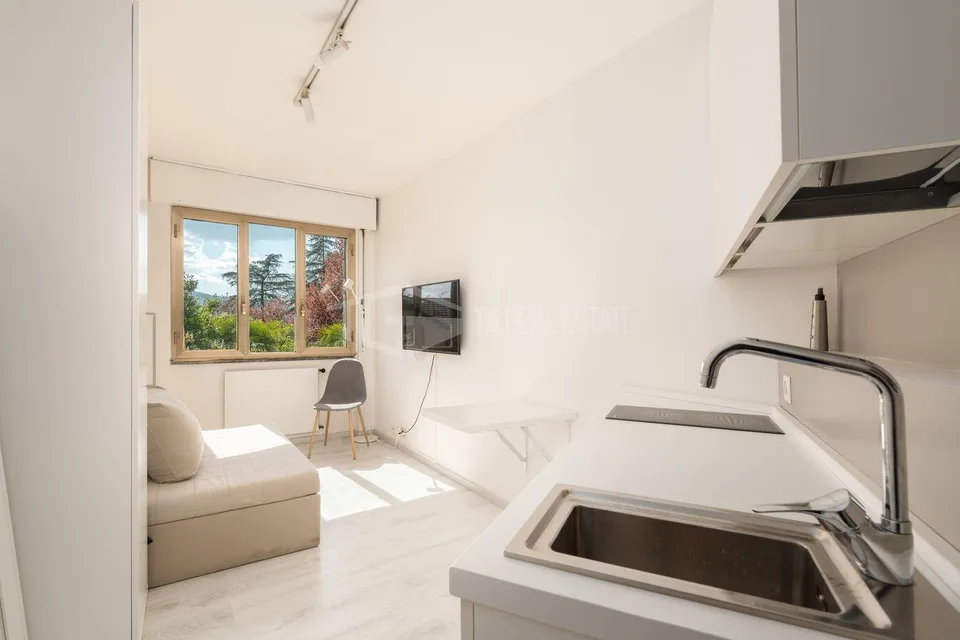 Luminoso monolocale di 25 m² con vista lago | Bright 25 m² studio a...