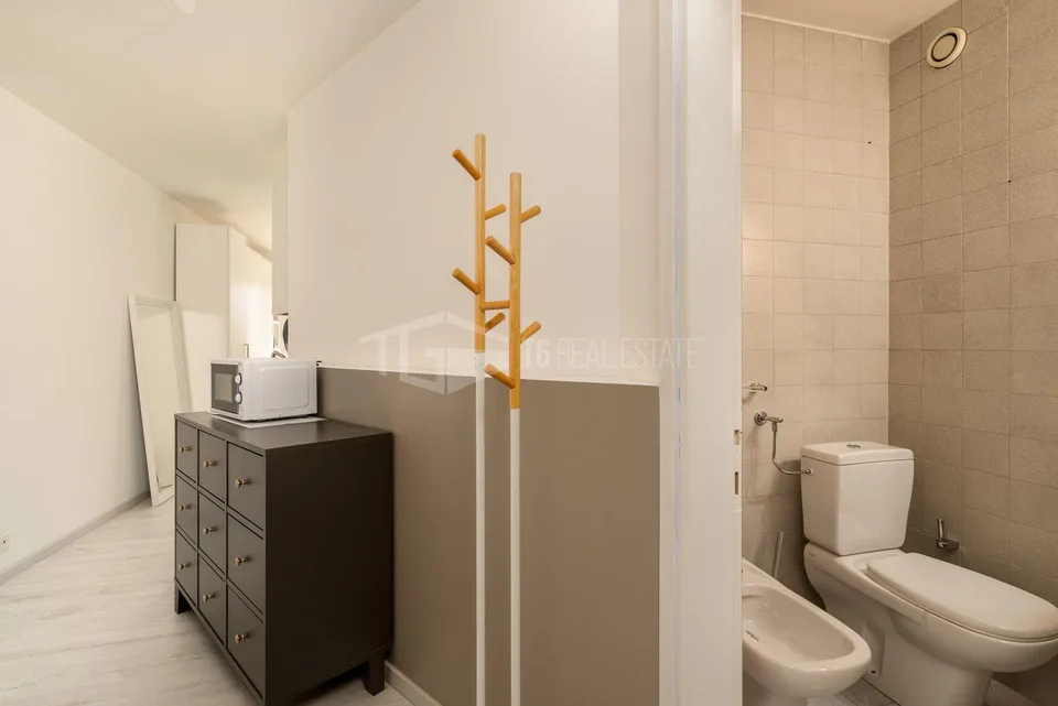 Luminoso monolocale di 25 m² con vista lago | Bright 25 m² studio a...