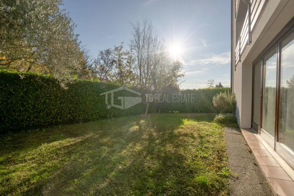 SPAZIOSA VILLA DI 5.5 LOCALI IMMERSA NEL VERDE A DUE PASSI DALLA CI...