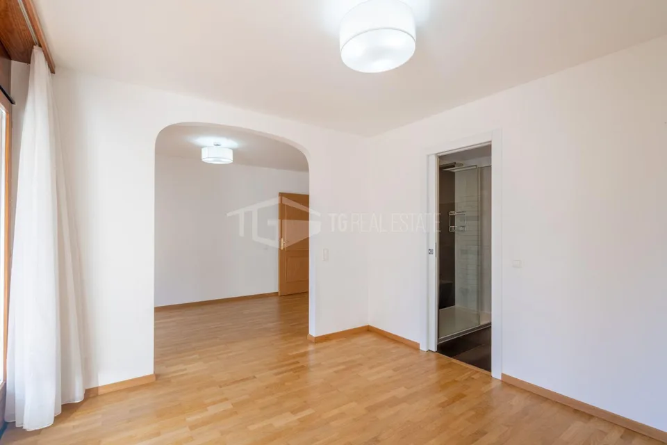GERÄUMIGE 5,5-ZIMMER-VILLA IM GRÜNEN, NUR EINEN KATZENSPRUNG VON DER STADT ENTFERNT – Foto 12 von 15