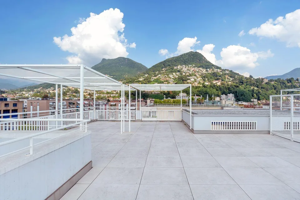 ATTICO DUPLEX CON ROOF E VISTA LAGO | DUPLEX PENTHOUSE WITH ROOF TE...