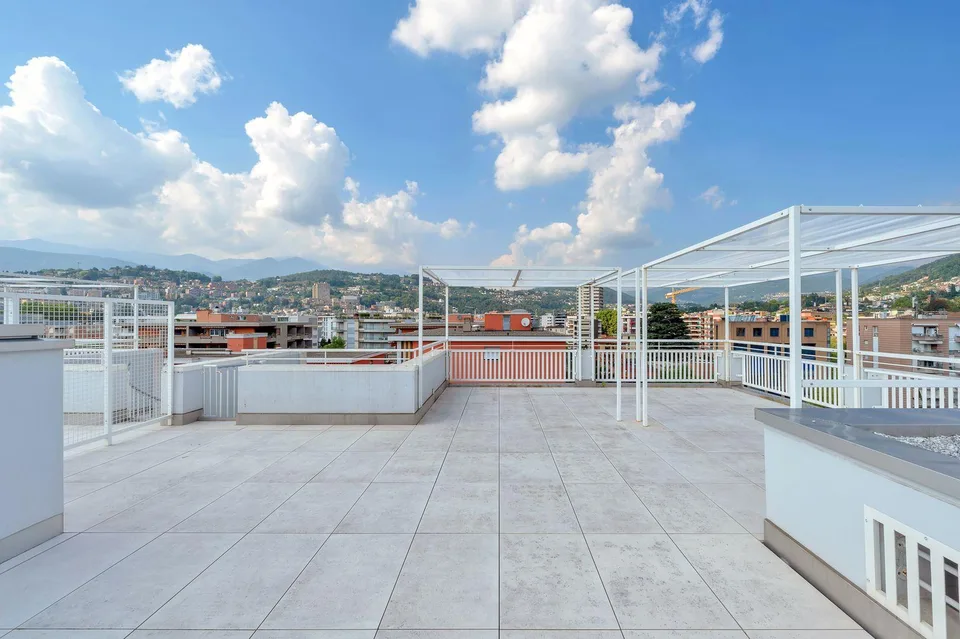 ATTICO DUPLEX CON ROOF E VISTA LAGO | DUPLEX PENTHOUSE WITH ROOF TE...