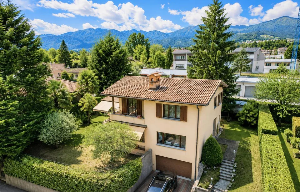 Villa con Giardino, Vista Aperta e Progetto per la Piscina