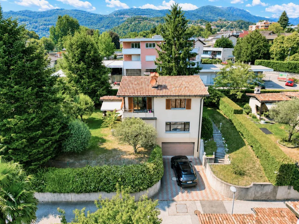 Villa con Giardino, Vista Aperta e Progetto per la Piscina