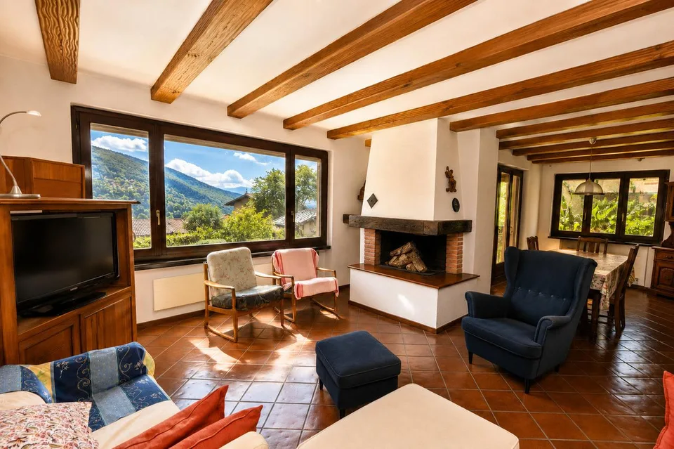 Villa con Giardino, Vista Aperta e Progetto per la Piscina