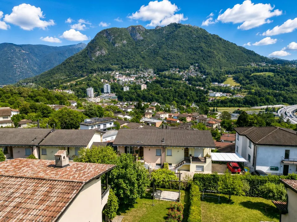Villa con Giardino, Vista Aperta e Progetto per la Piscina