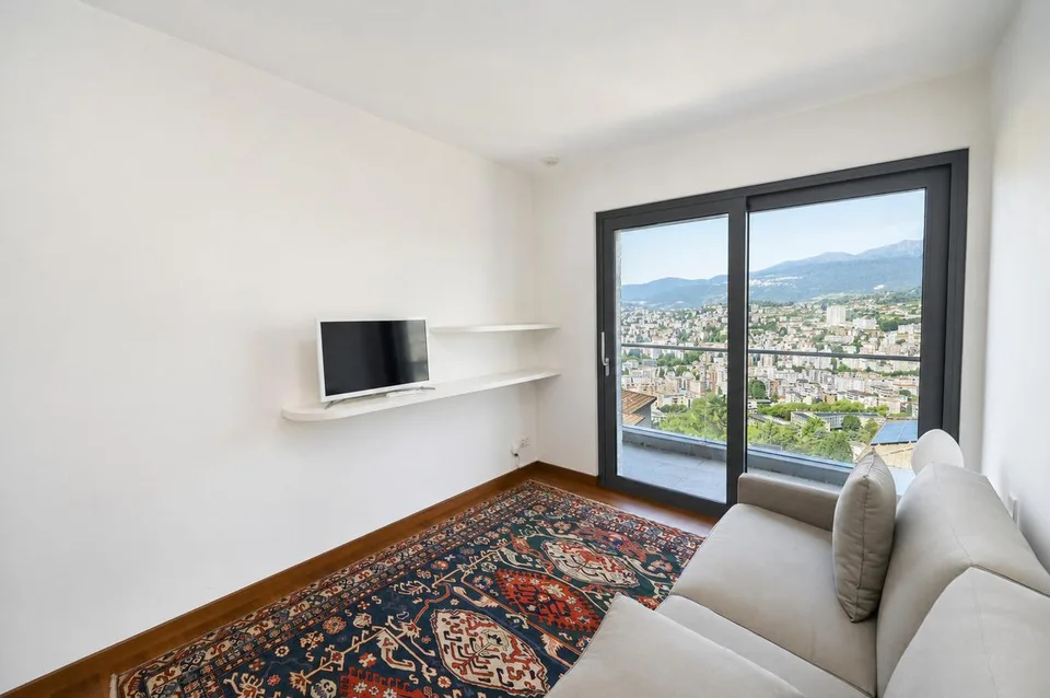 Elegante Appartamento con Terrazza e Vista Panoramica sul Lago e Monti – foto 17 di 22