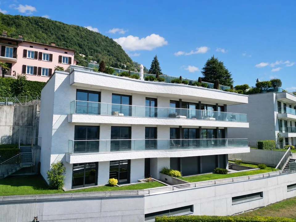 Elegante Appartamento con Terrazza e Vista Panoramica sul Lago e Monti