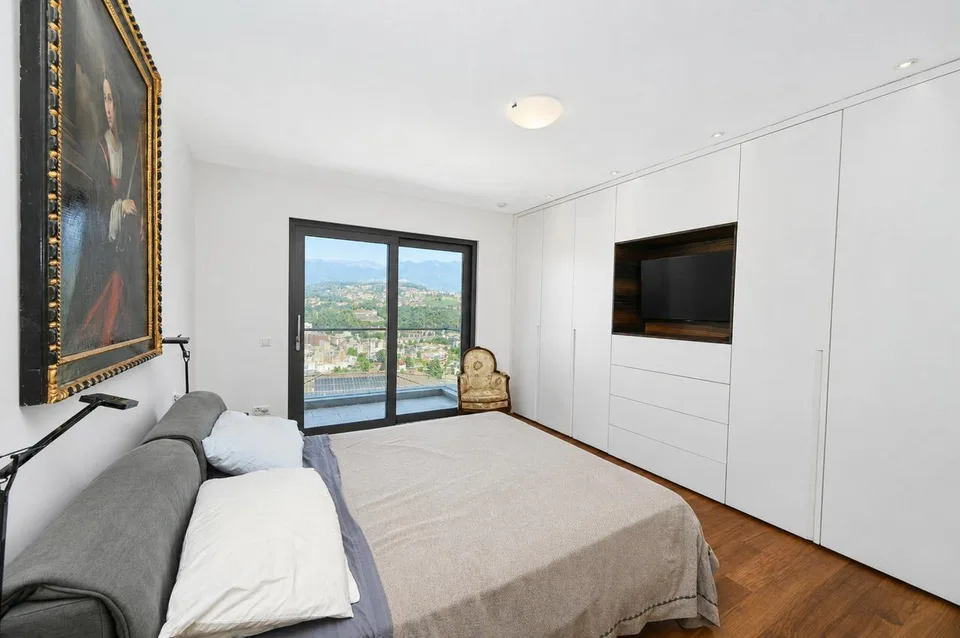 Elegante Appartamento con Terrazza e Vista Panoramica sul Lago e Monti – foto 12 di 22