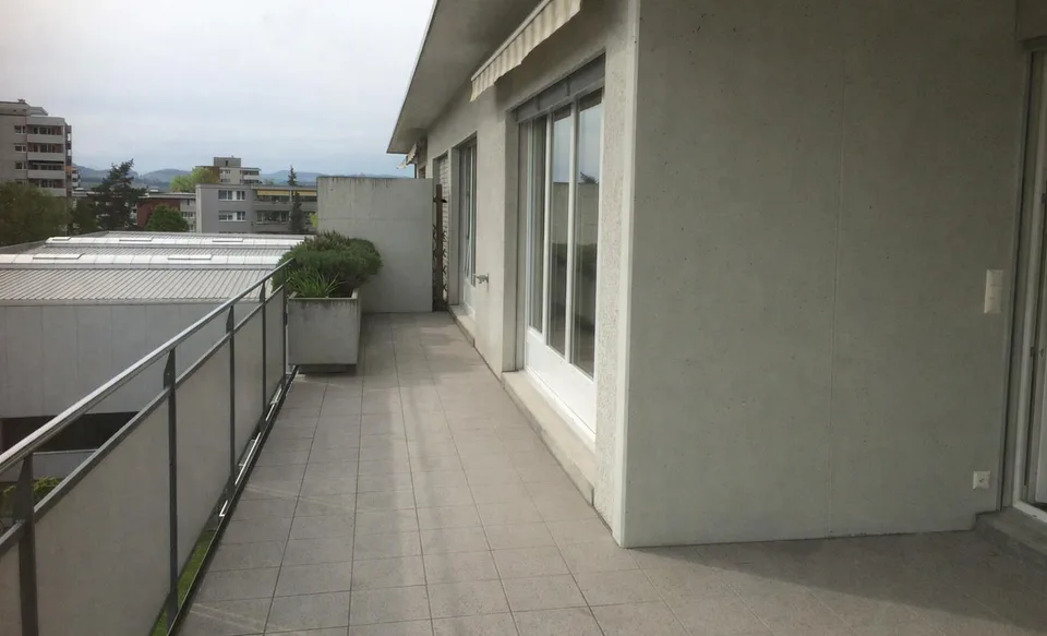 Attika mit sonniger Terrasse und Blick zum Schloss Thun