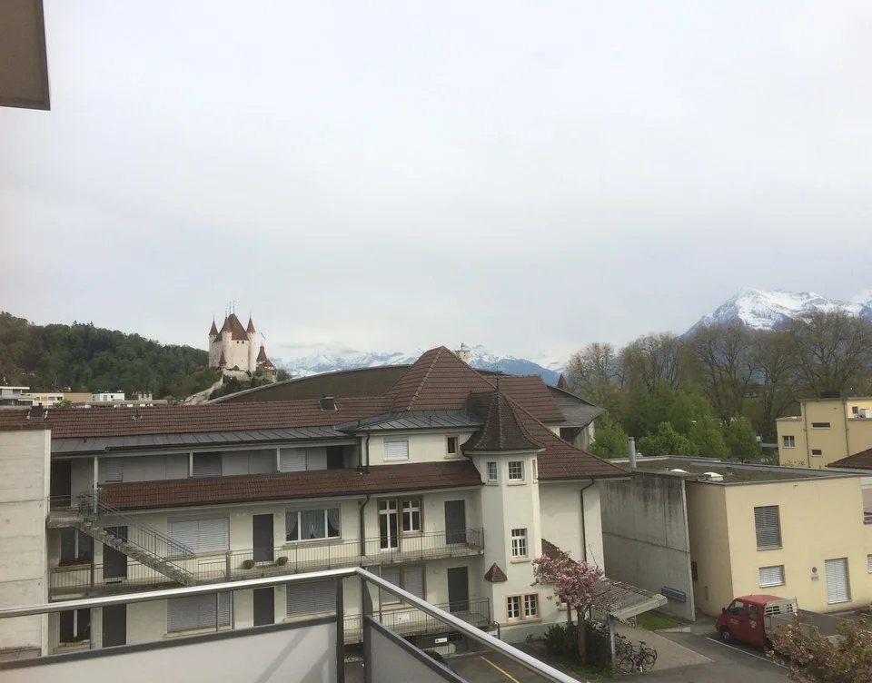 Attika mit sonniger Terrasse und Blick zum Schloss Thun