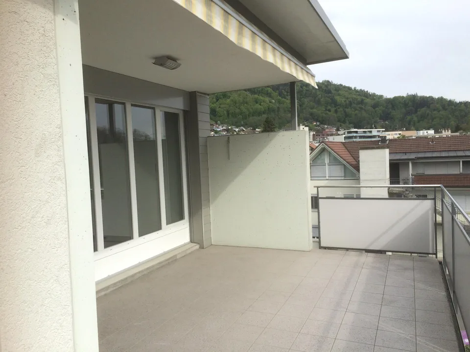 Attika mit sonniger Terrasse und Blick zum Schloss Thun