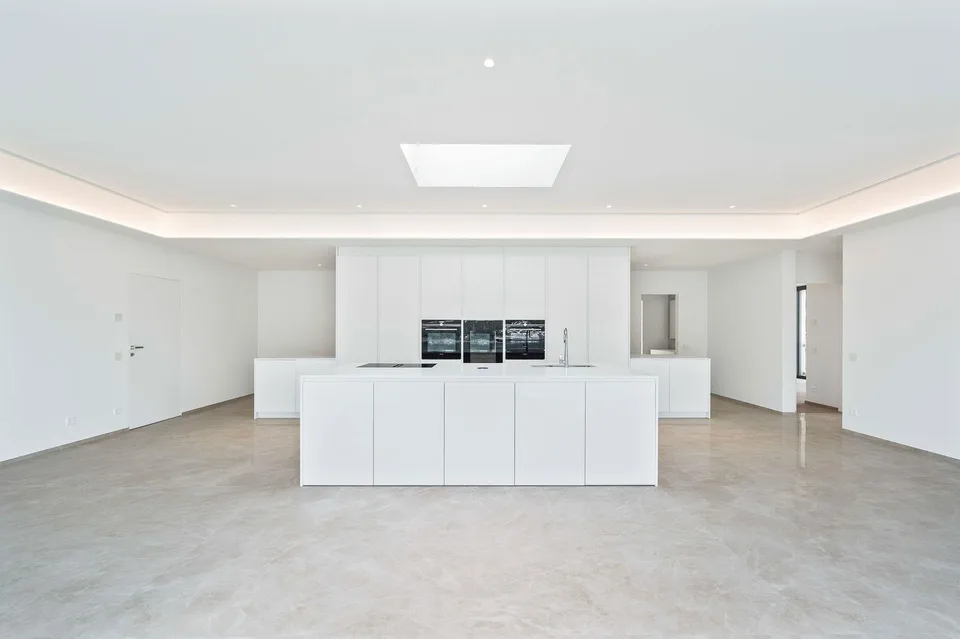 PRESTIGETRÄCHTIGES DESIGNER-PENTHOUSE MIT TERRASSE MIT SEEBLICK