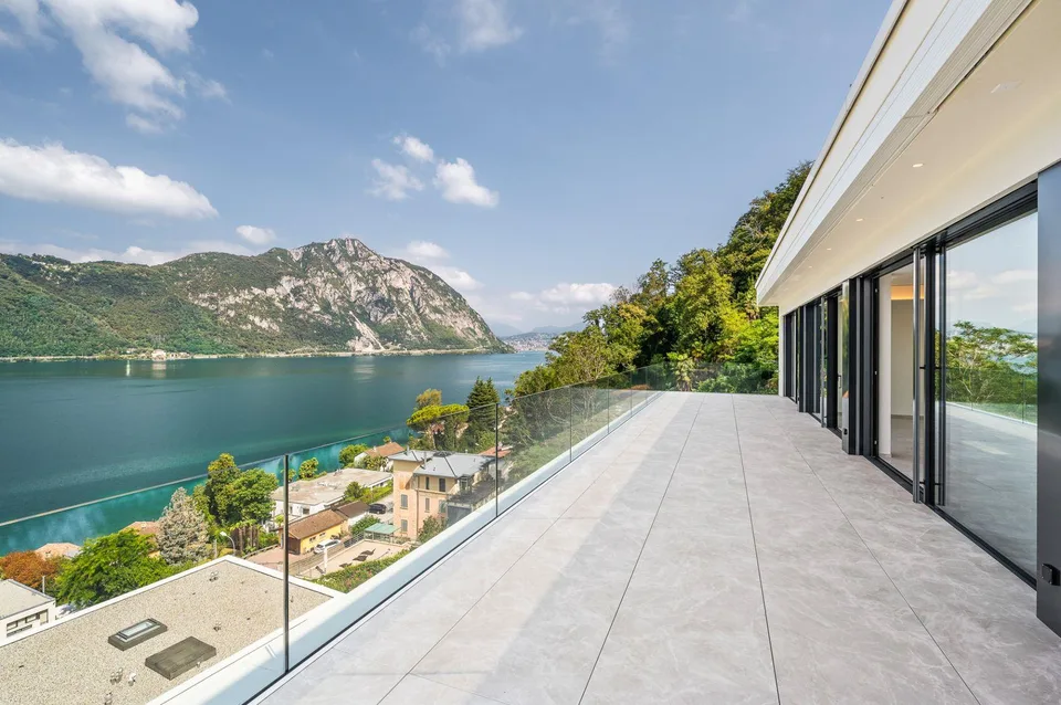 PRESTIGIOSO ATTICO DI DESIGN CON TERRAZZA VISTA LAGO | PRESTIGIOUS ...
