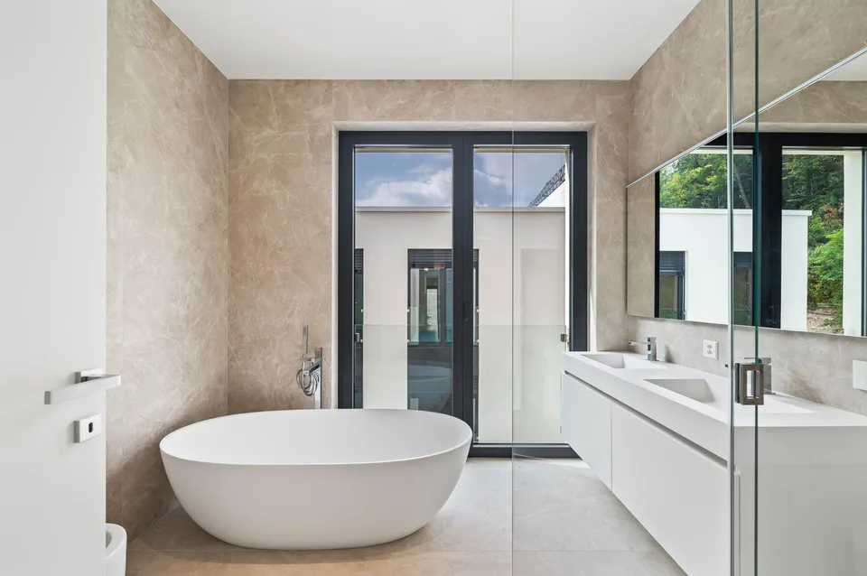 PRESTIGETRÄCHTIGES DESIGNER-PENTHOUSE MIT TERRASSE MIT SEEBLICK