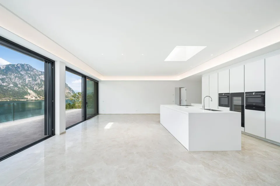 PRESTIGIOSO ATTICO DI DESIGN CON TERRAZZA VISTA LAGO | PRESTIGIOUS ...