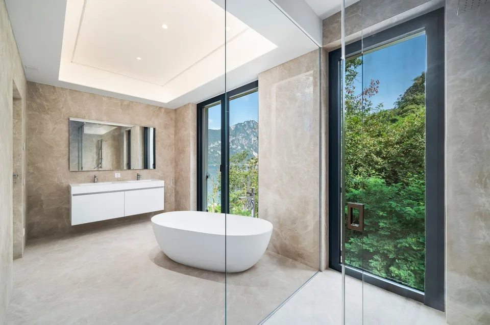 PRESTIGETRÄCHTIGES DESIGNER-PENTHOUSE MIT TERRASSE MIT SEEBLICK
