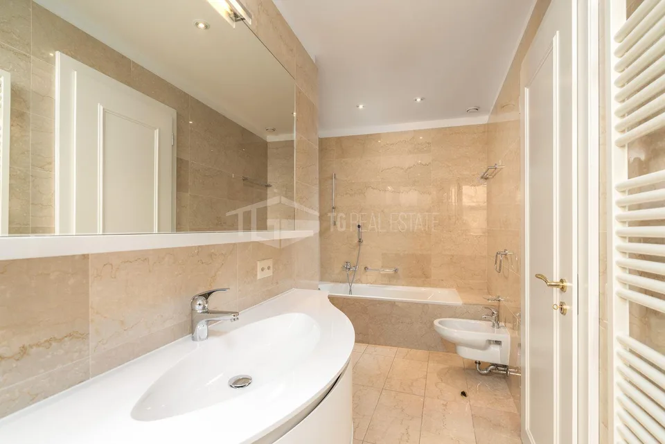 BEAUTIFUL FLAT WITH LARGE TERRACE AND LAKE VIEW – photo 11 of 15