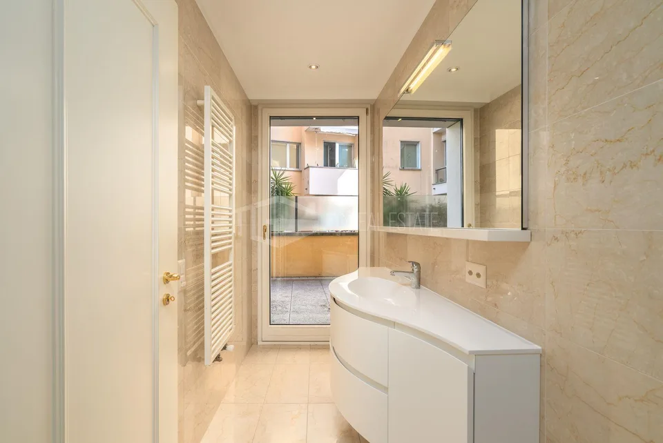 BEAUTIFUL FLAT WITH LARGE TERRACE AND LAKE VIEW – photo 12 of 15