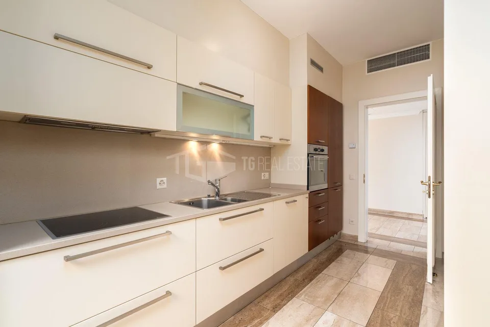 BEAUTIFUL FLAT WITH LARGE TERRACE AND LAKE VIEW – photo 8 of 15