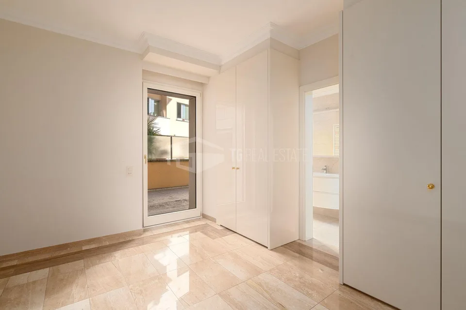 BEAUTIFUL FLAT WITH LARGE TERRACE AND LAKE VIEW – photo 10 of 15