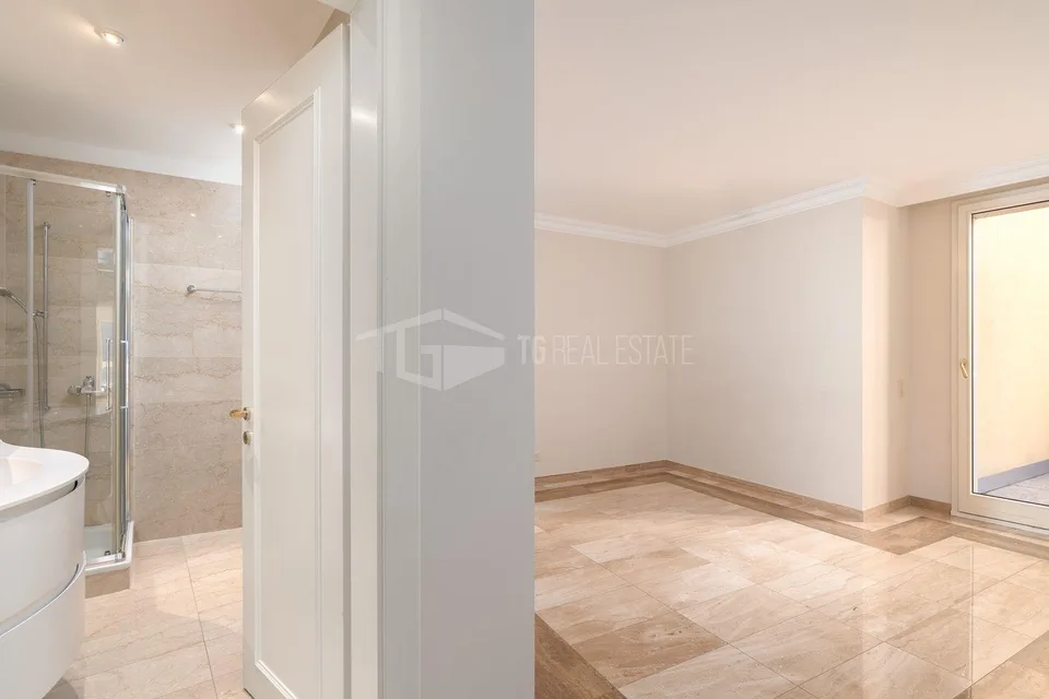 BEAUTIFUL FLAT WITH LARGE TERRACE AND LAKE VIEW – photo 14 of 15