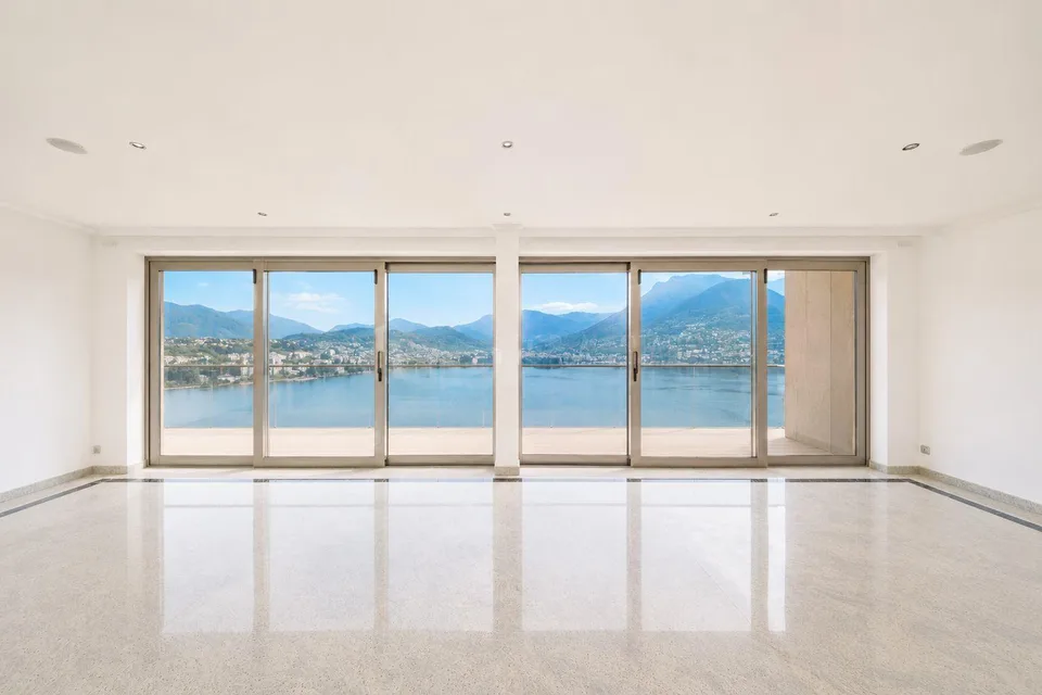ATTICO DI 5.5 LOCALI CON MERAVIGLIOSA VISTA LAGO | 5.5-ROOM PENTHOU...