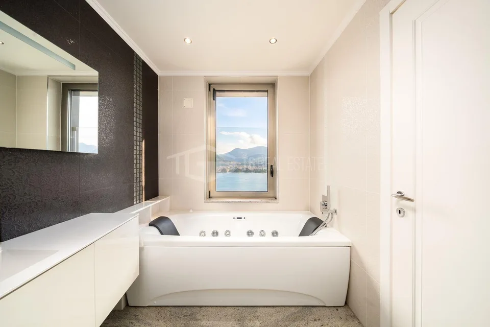 ATTICO DI 5.5 LOCALI CON MERAVIGLIOSA VISTA LAGO | 5.5-ROOM PENTHOU... – photo 17 sur 17