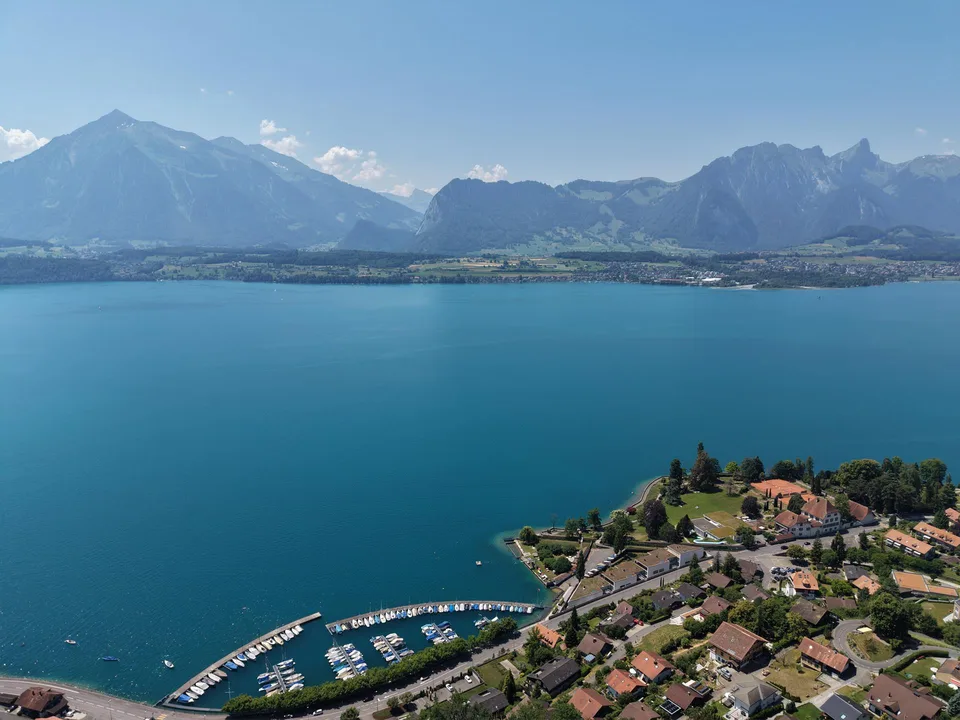 Traumaussicht auf den Thunersee:Grosszügige 2.5-Zimmerwohnung  im EG