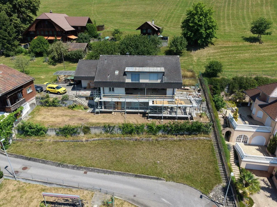 Vista panoramica sul lago di Thun: ampio appartamento di 2,5 locali al piano terra a Oberhofen