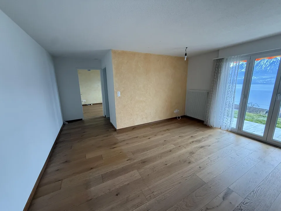Vista panoramica sul lago di Thun: ampio appartamento di 2,5 locali al piano terra a Oberhofen