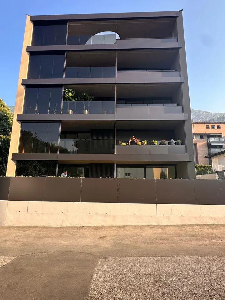 Vivere la tranquillità con vista lago – Elegante 2.5 locali a Minus...