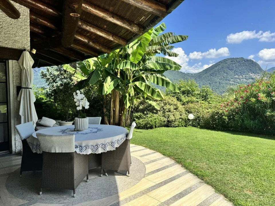 Esclusiva villa unifamiliare con ampio giardino e piscina