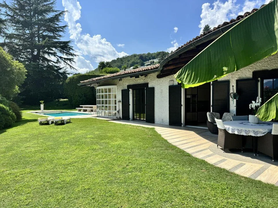 Esclusiva villa unifamiliare con ampio giardino e piscina