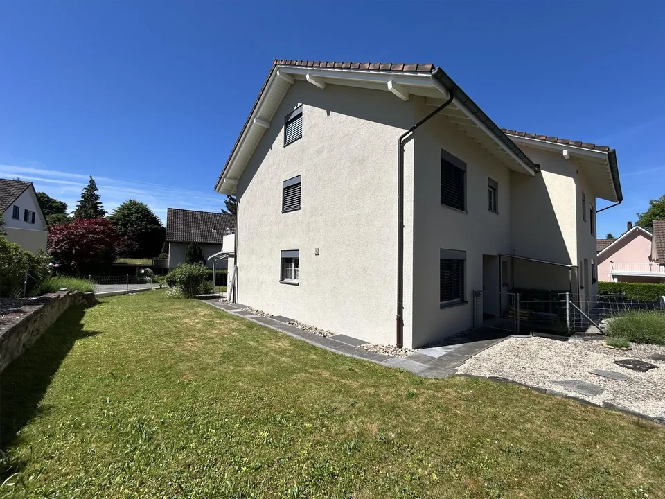 gepflegtes Haus mit schönem Garten