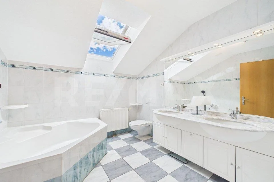 Moderna casa unifamiliare con sauna privata e bel giardino – Foto 8 von 13