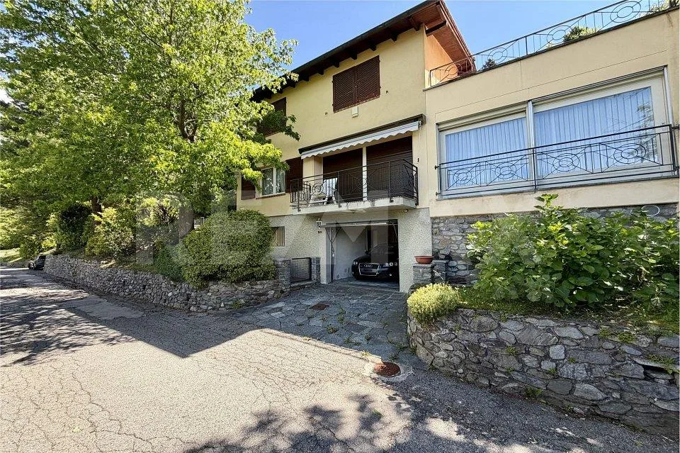 Elegante villetta con piscina e vista panoramica sul Monte Lema ad ...