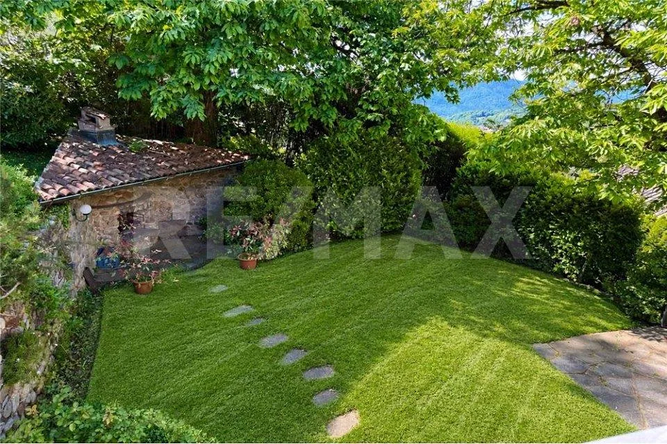 Elegante villetta con piscina e vista panoramica sul Monte Lema ad ...