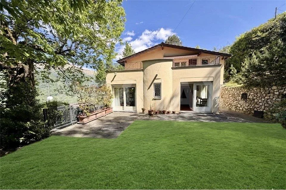 Elegante villetta con piscina e vista panoramica sul Monte Lema ad ...