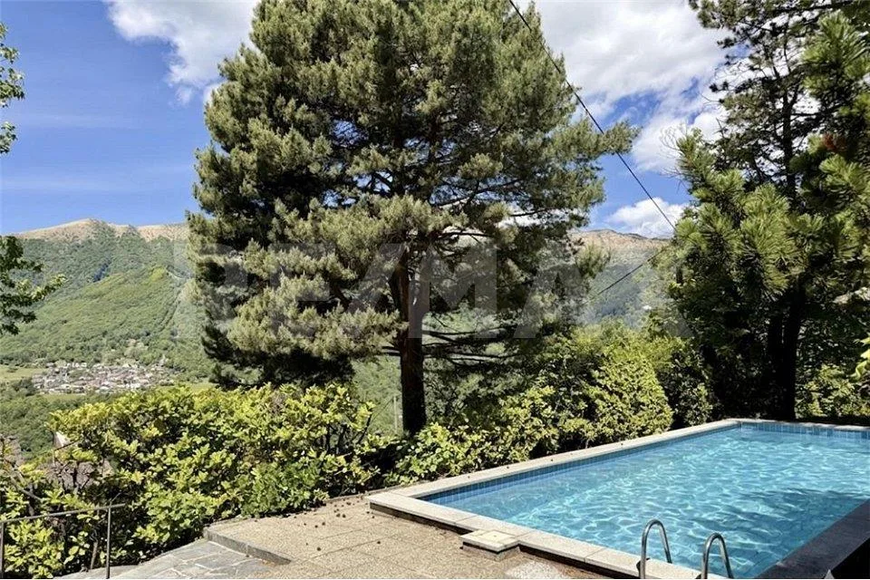 Elegante villetta con piscina e vista panoramica sul Monte Lema ad ...