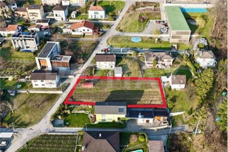 Terreno edificabile pianeggiante in posizione strategica a Pianezzo...