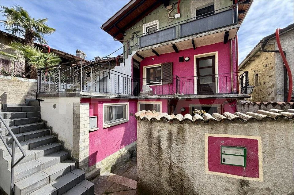 Casa di nucleo con vista lago da ristrutturare – charme autentico a...