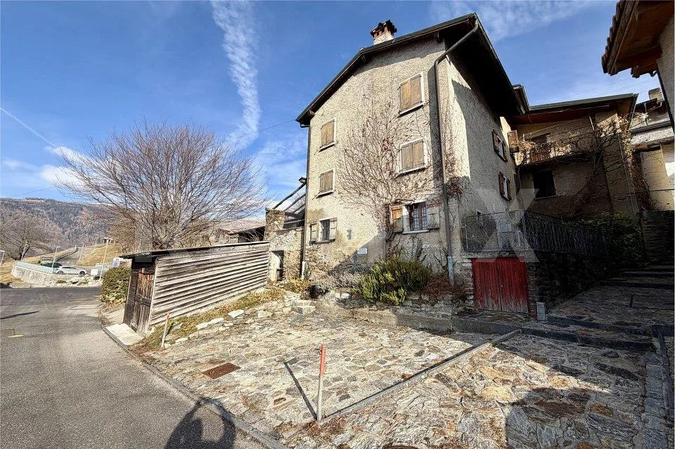 Grande casa di nucleo con vista aperta sulla Valcolla – Certara